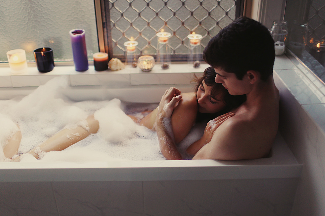 Фото женщина и мужчина в ванной